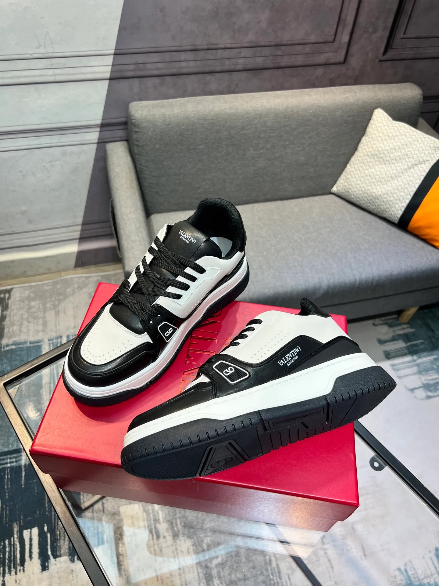 Men's Men's Shoes 💰660 Valentino 2023 early autumn new star shoes are now online! Wang Hedi and Ren Jialun have been worn by many celebrities. Who can refuse the same couple shoes as Wang Hedi! The design of Stars Stab My Heart is cool and spicy. The material of the shoes is cowhide, and every color is beautiful! Size 35-40, men’s size 39-44 (women’s 41, men’s 38, 45🉑️customized)